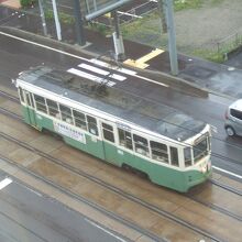 いかにも路面電車といった感じの車両も現役です