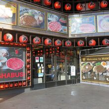 １階玄関、華やかです