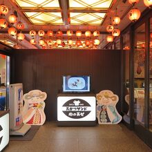 さて玄関を入っても華やか