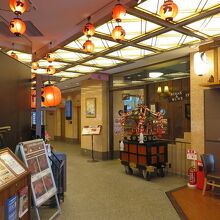 ロビーのエレベーターに向かいます