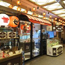 エレベーター前には「ローソン・スリーエフ万世本店」