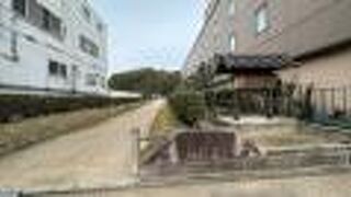 三条通り沿いの天皇陵