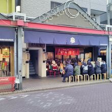 ランチタイムには多くのお店の店頭には行列が出来ています