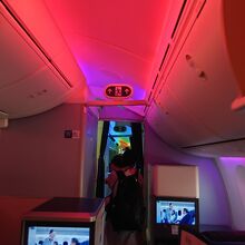 到着、降機中はレインボーの照明