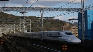 様々な新幹線が走る