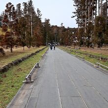 総門をくぐると長い石畳の参道が続く