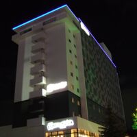 函館駅出てすぐ左のハコビバにあります