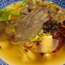 幅広麺の腰はいま一つでも、スープは本格的でした