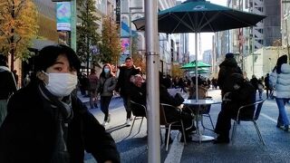 歩行者天国を歩く人々も海外観光客が多くなっていました!!