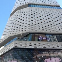 四丁目交差点に生まれ変わったGINZA PLACEの建物