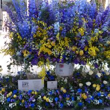 歩道にはこんなきれいなアートフラワーがありました