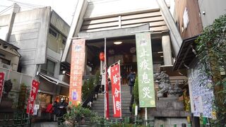 都会の隠れ神社。