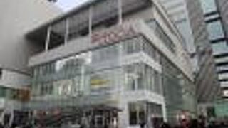 改札出てすぐ。