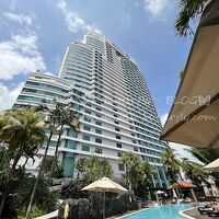 プールサイドからのヒルトン