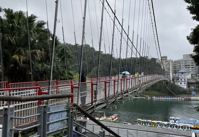 碧潭のシンボルともいえる吊橋。
