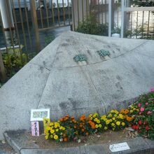 鎧橋の標識です。このような橋の傍の三角形の標識は珍しいです。