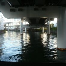 鎧橋から江戸橋方向を見ています。江戸橋までは、かなり遠いです