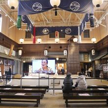 土俵のまえでゆっくり休憩できる。