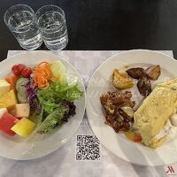 朝食会場での朝食ビュッフェ