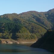 紅葉とダム湖の風景が良かった