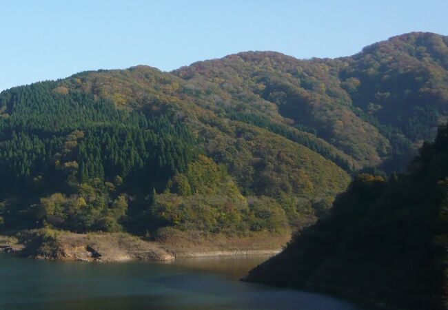 紅葉とダム湖の風景が良かった