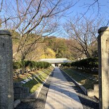 芝生の石に犠牲者の名前が刻まれている　パンチボウルみたい