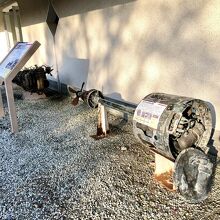 九三式酸素魚雷のエンジン（奥）と四四式魚雷（手前）