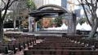 国内初の野外音楽堂で、現在の堂舎も140年前の建築