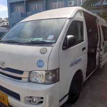 バンでホテルまで