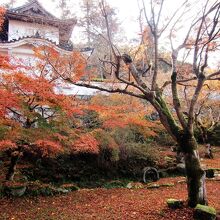 東隅櫓と紅葉