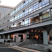 博物館・資料館やカフェもある多目的施設は、船のように三角に尖っています