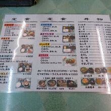 たとえば海老フライ定食・ビフカツ定食が900円ですぜ、旦那ぁ