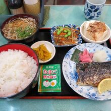 私は「焼き魚(さば)定食」、ごはんの量もたっぷり