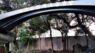 雨傘禁止で、ビールはOKの野音