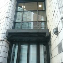 東京証券取引所の大きな建物には、別の入口と別の標識があります