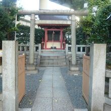 兜神社の本社殿と参道です。静かな環境にある簡素な神社です。