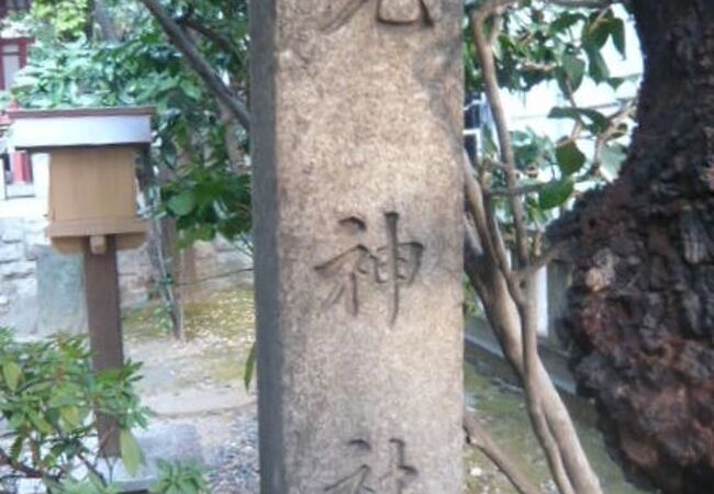 兜町の東京証券取引所の北側に、兜神社があります。証券業界の守り神だそうです。