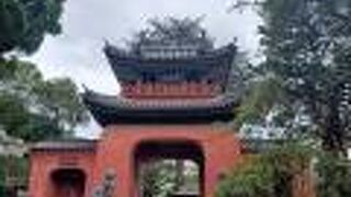 赤い門が特徴あります。