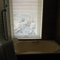 ベイビューバスの窓　ブラインドがあるので安心ですよ
