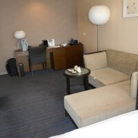 机もあり、結構広い部屋