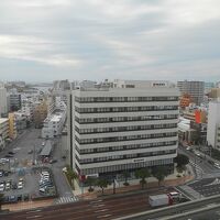 正面に琉球銀行