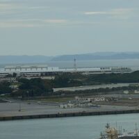 那覇空港の先に、慶良間諸島が見えます