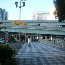 現在の江戸橋の上部には、複数の高速道路が走っています。