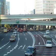 江戸橋は、昭和通りの延長方向にあり、幅が広いのが特徴です。