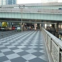 江戸橋の歩道部分です。車道も歩道も、広い設計になっています。