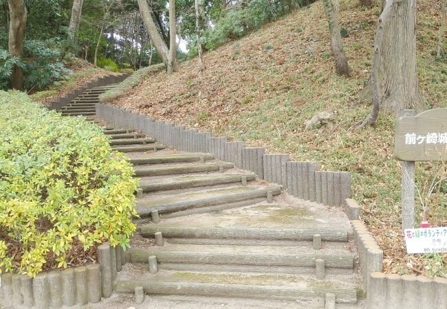 小高い丘の上にある城跡