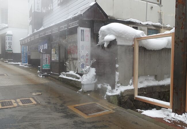 冬の高湯通りは温泉情緒たっぷり