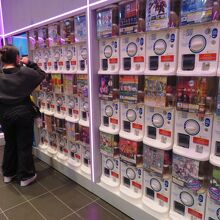 ...ガチャがたくさん設置されているコーナーもありました