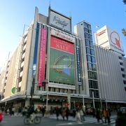 渋谷・東急本店は、本店正面大型屋外広告「グランドウォール」東急百貨店のシンボルマークＱで最後のお別れ！(-ω-。)