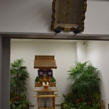 ビルの奥まった所のわかりにくい所にあります